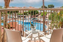 Best Cambrils - Balkonbeispiel Doppelzimmer Poolblick (Zimmercodierung D1P)