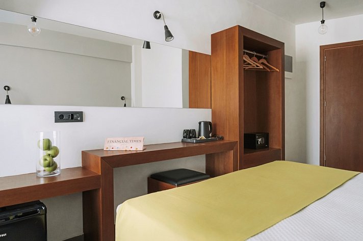 Amphitryon City Hotel