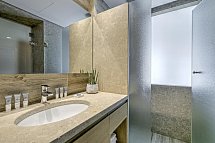 Amada Colossos Resort - Badbeispiel Doppelzimmer Courtyard (Zimmercodierungen D1N, D2L & D2N)