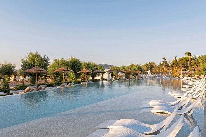 Pegasos Deluxe Beach Hotel