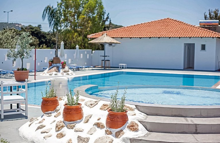 Tinas Plus Hotel