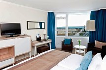 Hotel Neptun - Wohnbeispiel Doppelzimmer Meerblick mit Balkon (Zimmercodierungen D1M, XB1, XB3 & XB5)