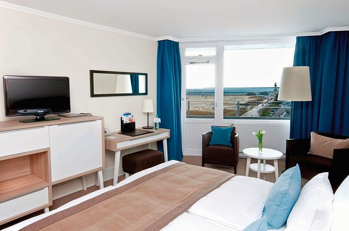 Hotel Neptun - Wohnbeispiel Doppelzimmer Meerblick mit Balkon (Zimmercodierungen D1M, XB1, XB3 & XB5)