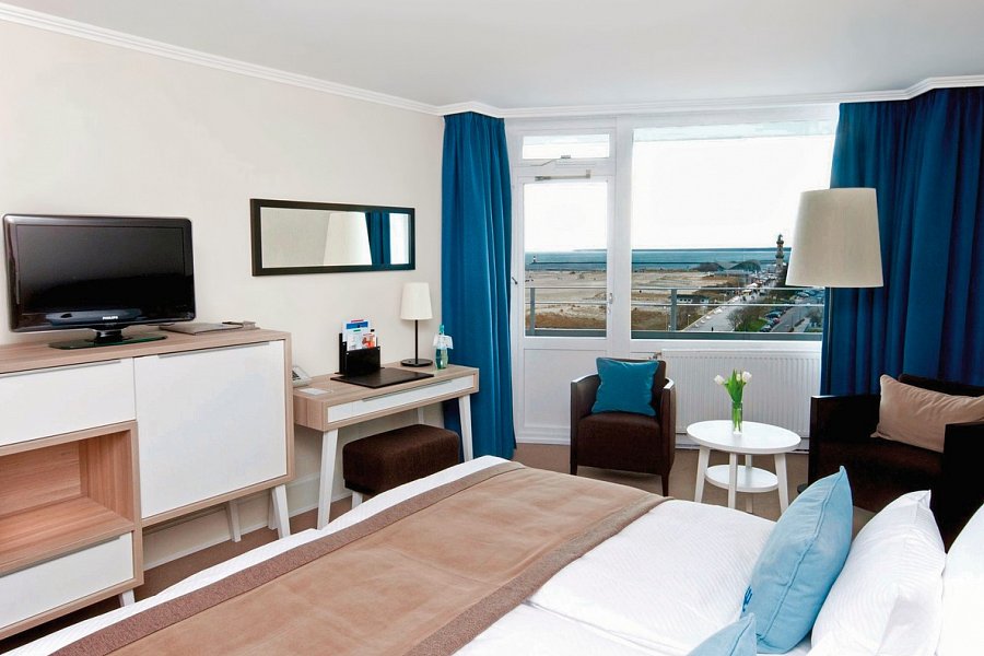 Hotel Neptun - Wohnbeispiel Doppelzimmer Meerblick mit Balkon (Zimmercodierungen D1M, XB1, XB3 & XB5)