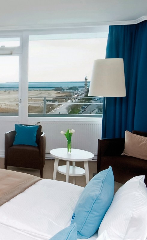 Hotel Neptun - Wohnbeispiel Doppelzimmer Meerblick mit Balkon (Zimmercodierungen D1M, XB1, XB3 & XB5)