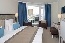 Hotel Neptun - Wohnbeispiel DZ Meerblick mit Balkon (Zimmercodierungen D1M, XB1, XB3 & XB5)