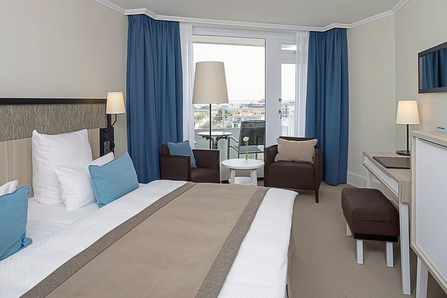 Hotel Neptun - Wohnbeispiel DZ Meerblick mit Balkon (Zimmercodierungen D1M, XB1, XB3 & XB5)