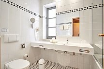 Asgard´s Strand- und Wellnesshotels (Asgard + Midgard + Meereswarte) - Beispiel Bad Doppelzimmer Landseite/Seeseite (Zimmercodierung DB1)