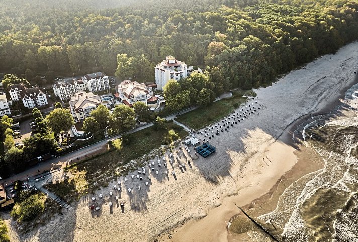 aja Strandhotel Bansin - Hotelansicht und Strand von oben