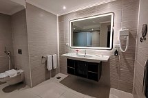 Diamond Beach by Pearl Resort - Beispiel Bad Swim Up Deluxe Connected Suite Front Sea View (Zimmercodierungen WDO & WDQ)