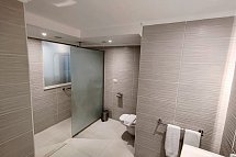 Diamond Beach by Pearl Resort - Beispiel Bad Swim Up Deluxe Connected Suite Front Sea View (Zimmercodierungen WDO & WDQ)
