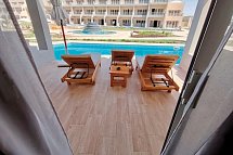 Diamond Beach by Pearl Resort - Beispiel Terrasse Swim Up Deluxe Connected Suite Front Sea View (Zimmercodierungen WDO & WDQ)