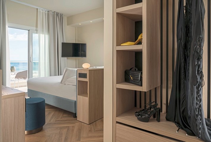 Hotel Ambasciatori - Wohnbeispiel Doppelzimmer Prestige Meerblick (Zimmercodierung DOM)