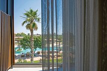 Portes Theros - Wohnbeispiel Doppelzimmer Poolblick (Zimmercodierung DBP)