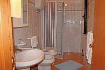 Residence La Taverna - Badezimmer Beispiel Appartement (Zimmercodierungen AB1 & OB1)
