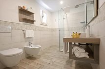 Baia del Godano Resort & Spa - Badezimmer Doppelzimmer Komfort (Zimmercodierung DF1)