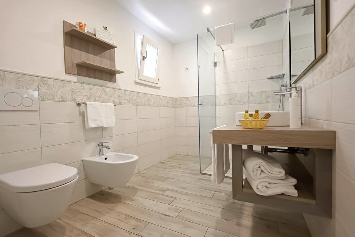Baia del Godano Resort & Spa - Badezimmer Doppelzimmer Komfort (Zimmercodierung DF1)