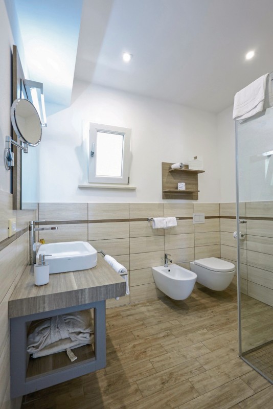 Baia del Godano Resort & Spa - Badezimmer Junior Suite (Zimmercodierung JB1)