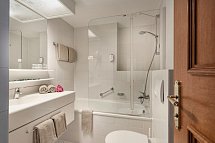 MONDI Hotel Bellevue Gastein - Beispiel Bad (Zimmercodierungen AB1, AB2, SB1 & SB2)