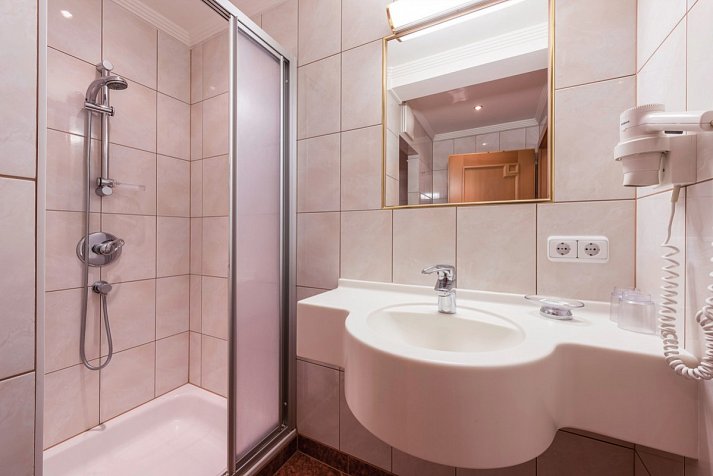 Hotel Gasthof Wachter - Beispiel Bad (Zimmercodierungen DB1, DC1 & DF1)
