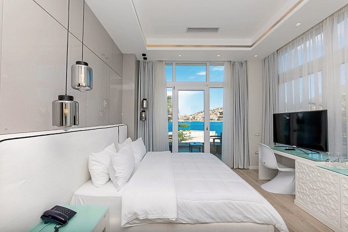 Demi Hotel