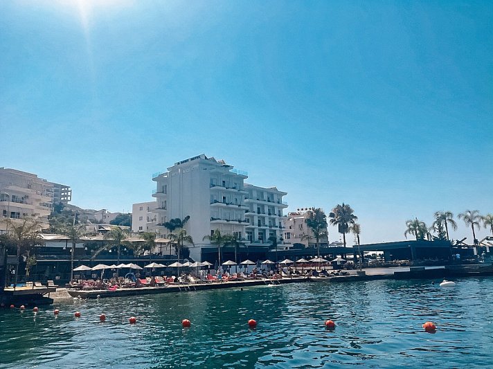 Demi Hotel