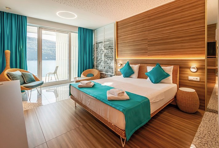 Carine Hotel Kumbor Superior - Wohnbeispiel DZ Deluxe seitl. Meerblick