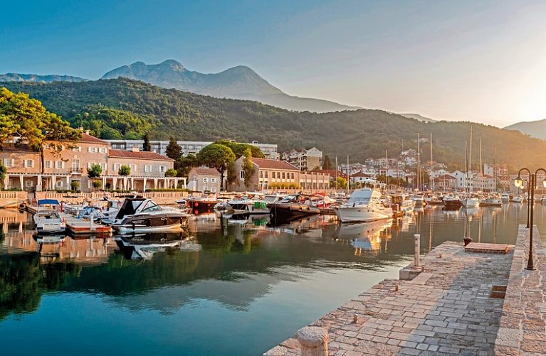 Lazure Hotel & Marina