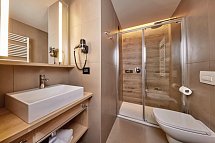 Park Hotel Casimiro - Wohnbeispiel Doppelzimmer Deluxe seitl. Seeblick (Zimmercodierung DDL)
