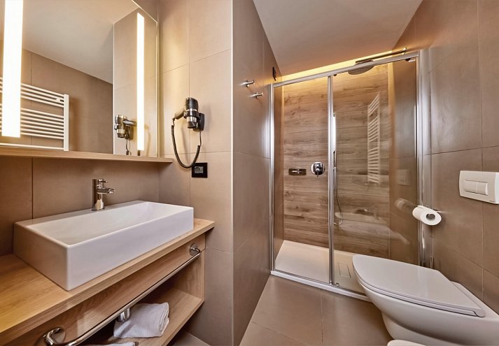 Park Hotel Casimiro - Wohnbeispiel Doppelzimmer Deluxe seitl. Seeblick (Zimmercodierung DDL)