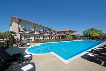 Hotel Splendid Sole - Hotelgebäude mit Poolansicht