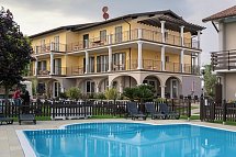 Hotel Splendid Sole - Hotelgebäude mit Poolansicht
