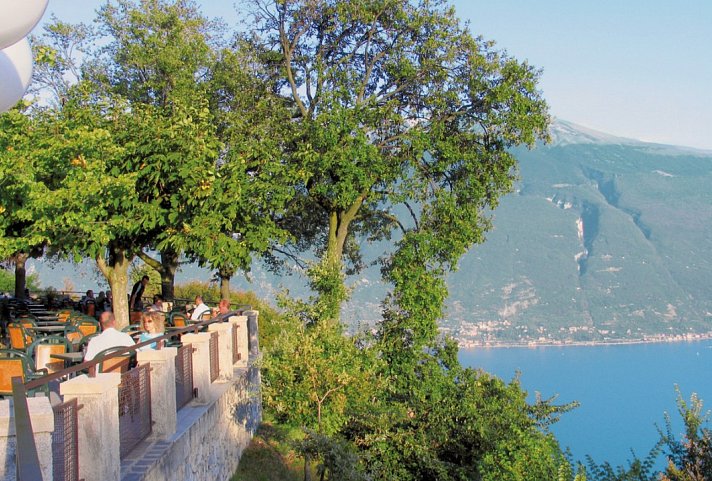 Residence La Rotonda - Terrasse mit Blick auf den Gardasee