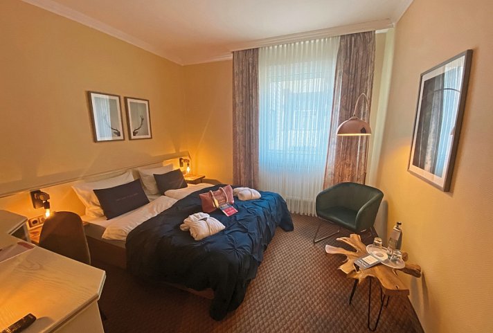 harz hotel & spa seela. - Wohnbeispiel Doppelzimmer Straßenseite (Zimmercodierung DB2)