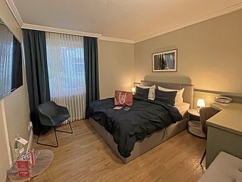 harz hotel & spa seela. - Wohnbeispiel Doppelzimmer Straßenseite (Zimmercodierung DB2)