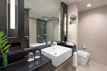 Radisson Suites Bangkok Sukhumvit - Badbsp. One Bedroom Suite (Zimmercodierungen WB1 & WM1)