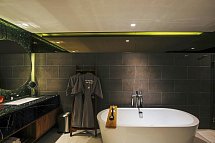 CROSS Chiang Mai Riverside - Badbeispiel Grand Suite River View (Zimmercodierung WB2)
