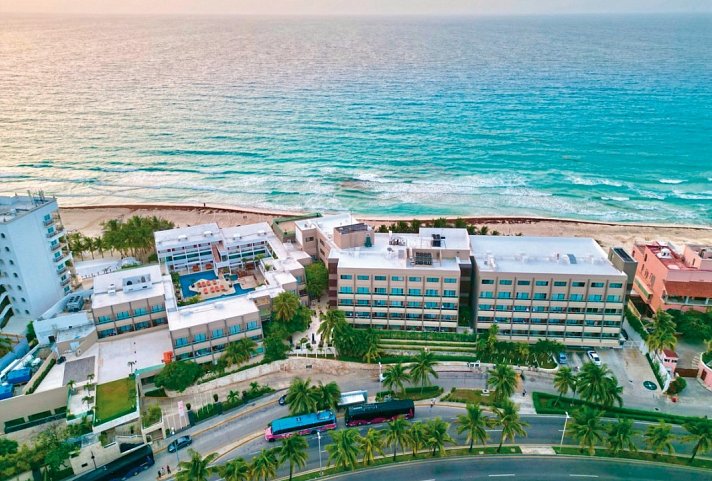 Flamingo Cancun Resort