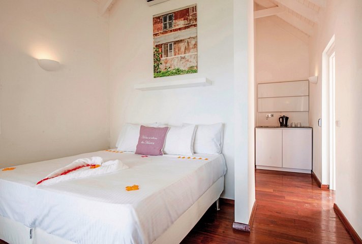 Scuba Lodge Oceanfront Boutique Hotel Curaçao - Wohnbeispiel Deluxe Ocean Room (Zimmercodierung US3)