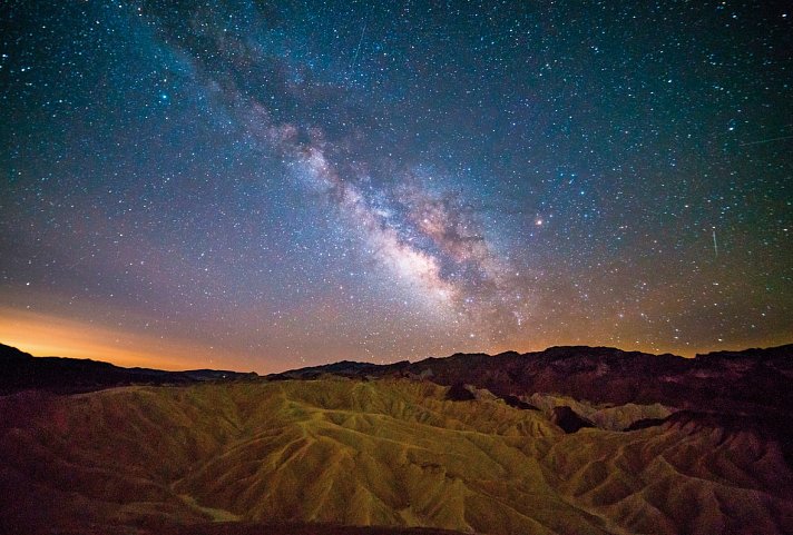 Kleingruppenreise Kalifornien entdecken - Blick vom Death Valley auf die Milchstraße
