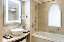 Sheraton Oman Hotel - Beispiel Bad Deluxe (Zimmercodierung UD1)