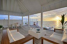 Diamonds Thudufushi - Beispiel Terrasse Jacuzzi Water Villa (Zimmercodierung VX2)