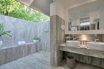 Diamonds Thudufushi - Beispiel Bad Beach Front Suite (Zimmercodierung WB2)