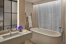 The Times Square EDITION - Beispiel Bad 1 Bedroom Balcony Suite, 1 King, Times Square View, River View, Corner Room (Zimmercodierung WB1)