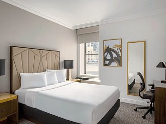 Martinique New York on Broadway, Curio Collection by Hilton - Wohnbeispiel Standard Room, 1 Room - 1 Queen Bed (Zimmercodierung UG2)