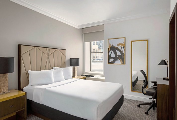 Martinique New York on Broadway, Curio Collection by Hilton - Wohnbeispiel Standard Room, 1 Room - 1 Queen Bed (Zimmercodierung UG2)