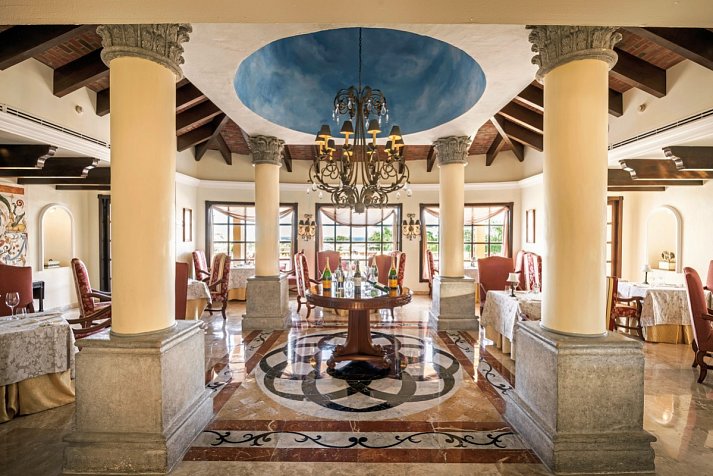 Royal Hideaway Playacar