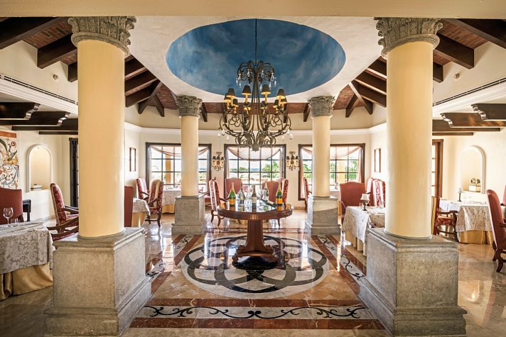 Royal Hideaway Playacar