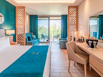 Almyros Beach Resort & Spa - Wohnbeispiel Juniorsuite Gartenblick (Zimmercodierung J1G)