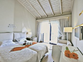 Aegean Pearl - Wohnbeispiel Doppelzimmer seitl. Meerblick (Zimmercodierung DBN)
